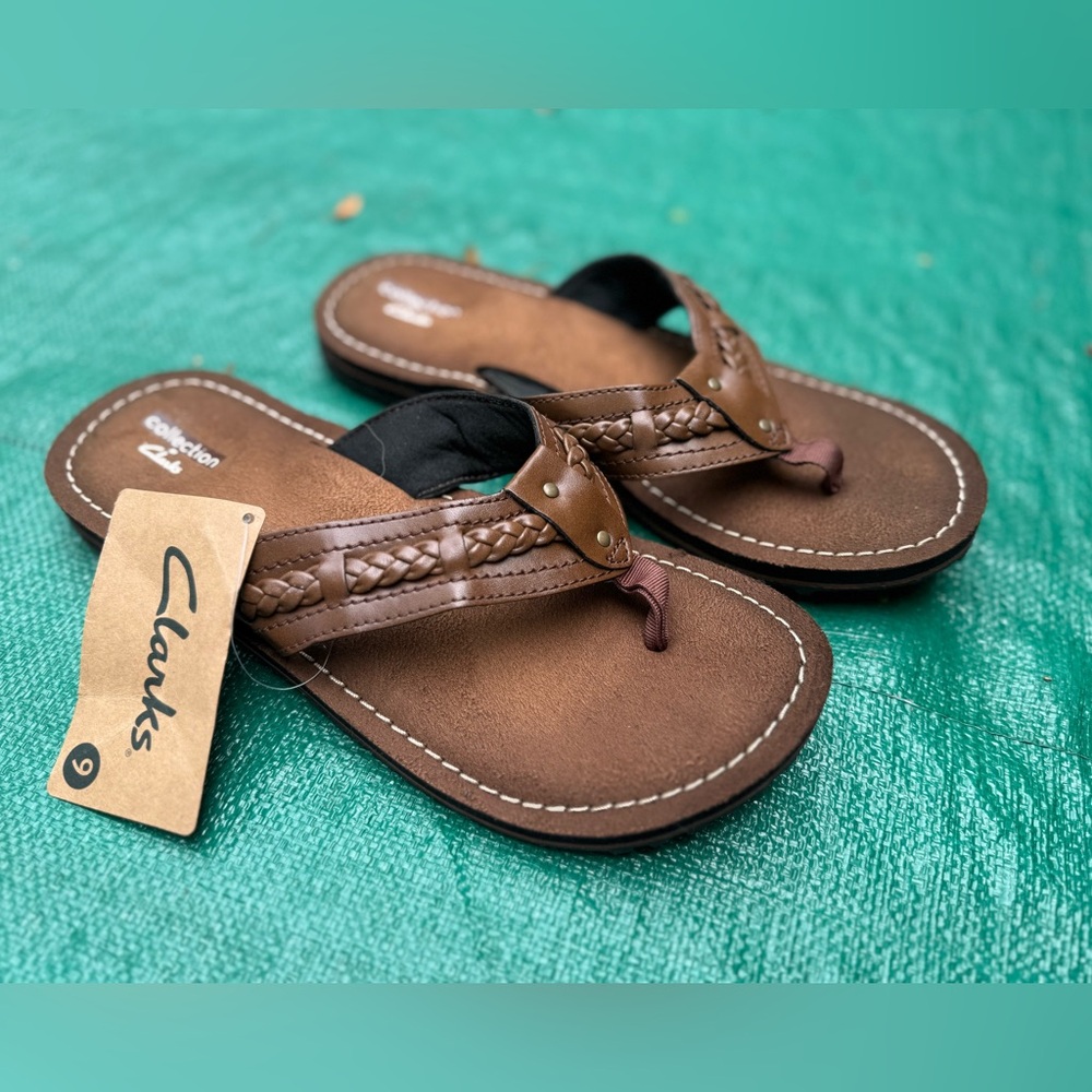 Women Brand NWT Clarks Sandals Size 9!